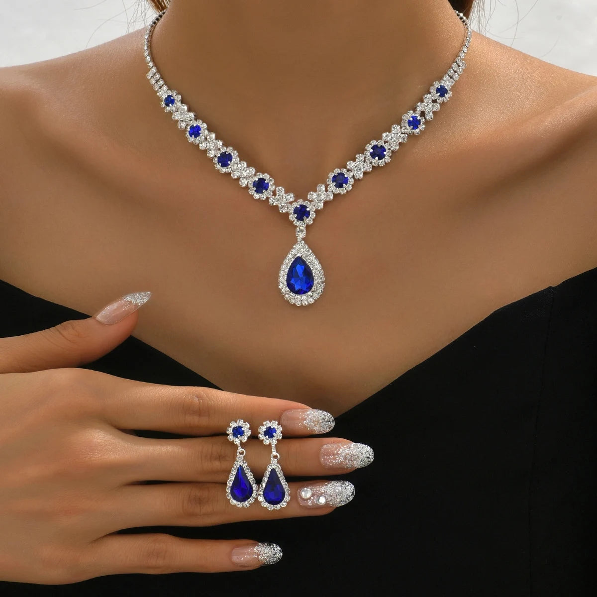 Ensemble collier cristal goutte avec boucles d’oreilles – Parure élégante