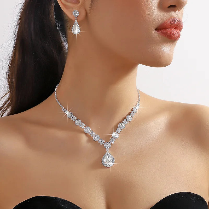 Ensemble collier cristal goutte avec boucles d’oreilles – Parure élégante